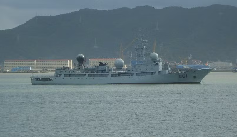Tàu dài 130m, rộng 16.4m, mớn nước 6.5m, lượng giãn nước hơn 6.000 tấn, tốc độ tối đa hơn 20 hải lý/giờ, thủy thủ đoàn 250 người và được vũ trang 1 pháo nòng đôi 37mm, 2 pháo nòng đôi 25mm cùng vô số các thiết bị radar trinh sát thu thập thông tin điện tử hiện đại. Tàu được đưa vào biên chế năm 1999 cho hạm đội Đông Hải của hải quân giải phóng Trung Quốc (PLAN). Ảnh: Tàu Type 815 số hiệu 851.