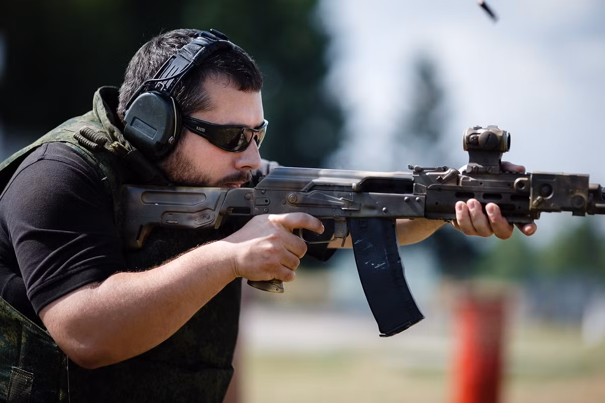 Vladimir Onokoy là một chuyên gia công nghiệp quốc phòng và giảng viên vũ khí của Nga. Trong những năm qua, ông đã làm việc tại 15 quốc gia với tư cách là nhà thầu an ninh, đại diện bán hàng ngành công nghiệp vũ khí, quản lý và tư vấn sản phẩm cho khách hàng. Ông đã từng sang Việt Nam tham dự triển lãm DSE Vietnam tháng 10 năm 2019 và là một người vô cùng am hiểu về dòng súng AK. Những lời nhận xét tích cực của ông Onokoy là một điều vô cùng đáng mừng, là sự ghi nhận thành quả nỗ lực suốt thời gian dài của ngành công nghiệp chế tạo vũ khí bộ binh Việt Nam. Ảnh: Ông Vladimir Onokoy thử nghiệm bắn súng AK.