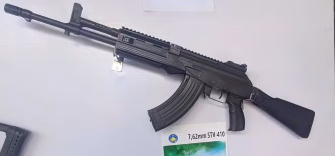Trong khi đó, súng STV-410 lại trông giống AK-15 hơn là Galil Ace. Dù cho hộp khóa nòng kiêu Galil, báng súng, trích khí, đường ray Picatinny, thước ngắm hay nắp hộp khóa nòng lại rất giống với AK-15. Ảnh: Súng trường tấn công STV-410- Nguồn: VDI
