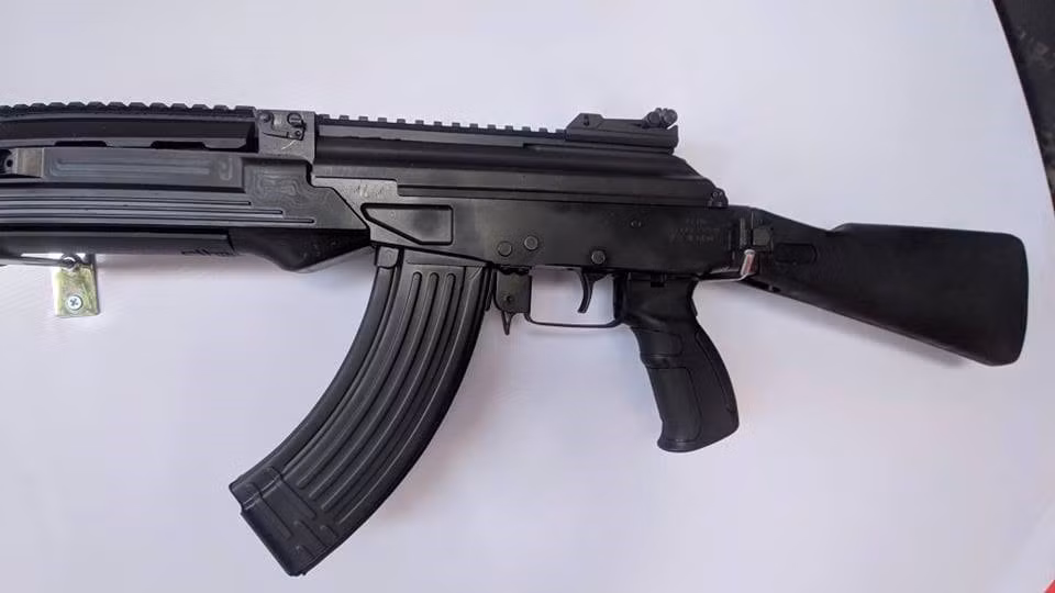 Nhìn chung, ngành công nghiệp quốc phòng Việt Nam đang đi theo xu hướng hiện đại và muốn mọi loại vũ khí đều có thể được tích hợp các loại kính ngắm quang học, kính ngắm điểm đỏ hay kính nhìn đêm, kính ngắm ảnh nhiệt,… Tuy vậy, hiện nay chưa rõ những khẩu súng trường này sẽ được mở rộng thị trường xuất khẩu đi quốc tế hay chỉ được sử dụng bởi quân đội và lực lượng vũ trang Việt Nam. Ảnh: Cận cảnh thân súng STV-410 - Nguồn: VDI