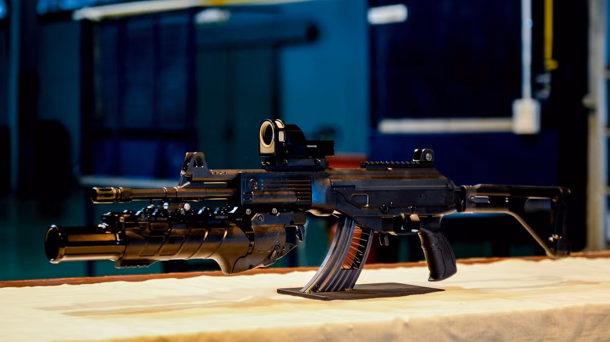 STV-380 và STV-215 về cơ bản vẫn là biến thể của Galil Ace, dựa trên súng Galil của Israel thiết kế. Khẩu súng này lại được dựa trên súng trường RK-62 của Phần Lan, một phiên bản vốn là của AK-47 Type 3 do Liên Xô sản xuất. Nhưng đó là một câu chuyện của quá khứ. Ảnh: Súng trường tấn công STV-380 mới tại nhà máy - Nguồn: QPVN