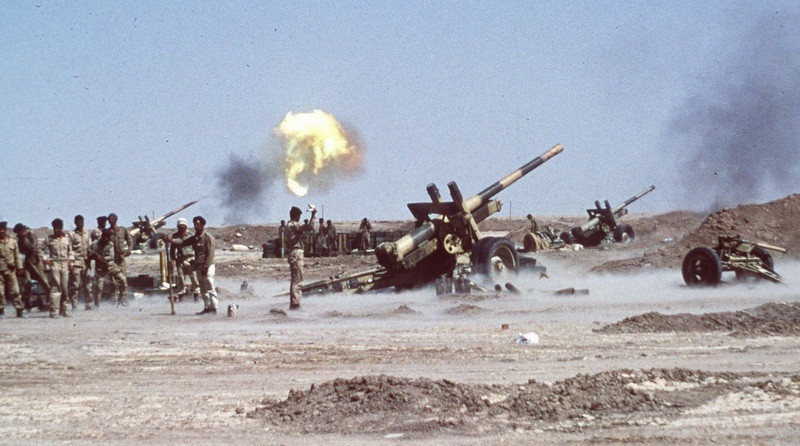 Saddam lầm tưởng rằng, lực lượng của ông có thể giáng một đòn nặng nề vào lực lượng liên minh đa quốc gia, và cuối cùng buộc liên quân đa quốc gia phải từ bỏ cuộc chiến hoặc ít nhất là bị Syria lầy tại đây, nhờ đó ông có thể thắng trong cuộc chiến. Ảnh: Pháo binh Quân đội Iraq trong xâm lược Kuwait - Nguồn: Nostalgiacentral.