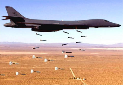 Trong cuộc chiến với Iran, Saddam đã xây dựng được một đội quân tương đối hùng mạnh với kinh nghiệm chiến đấu nhất định, được trang bị một số lượng lớn vũ khí và trang thiết bị tương đối tiên tiến, vào thời điểm đó là lực lượng quân sự mạnh của khu vực Trung Đông. Ảnh: Máy bay ném bom chiến lược B-1B rải bom xuống Iraq - Nguồn: Wkipedia.