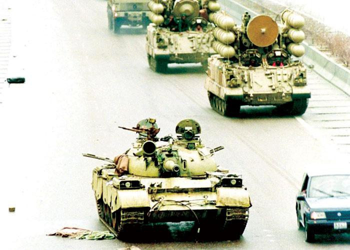 Cuộc chiến quy mô lớn của quân đội Mỹ trước Chiến tranh Vùng Vịnh là Chiến tranh Việt Nam. Trong Chiến tranh Việt Nam, mục tiêu cuộc chiến của Mỹ là phi nghĩa, nên phong trào phản chiến trong nước Mỹ nổ ra rất lớn. Ảnh: Xe tăng T-55 và hệ thống phòng không tầm thấp Crotale của quân đội Iraq trên đường phố Kuwait năm 1990 - Nguồn: The Arab Weekly.