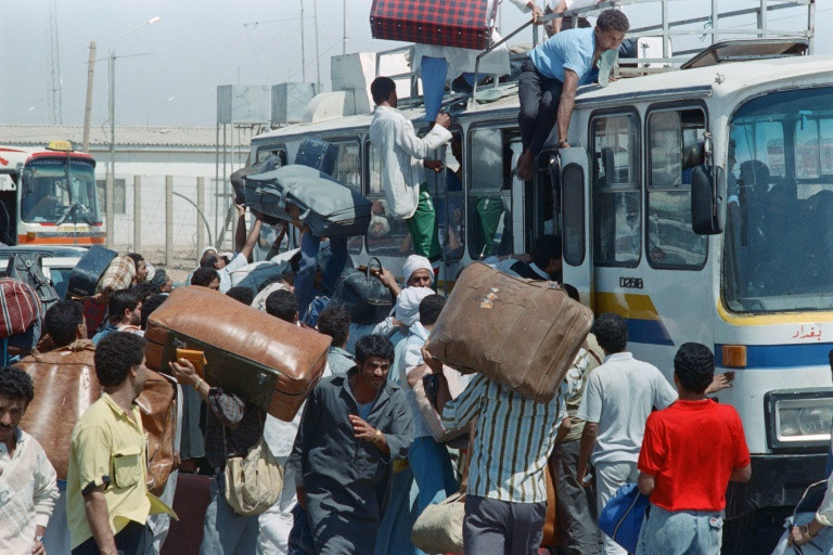 Cùng với đó là những thất bại nặng nề về quân sự trên chiến trường Việt Nam, đã tác động rất lớn đến tư tưởng, tình cảm của người dân Mỹ cũng như giới tinh hoa chính trị của nước Mỹ; thực tế là Mỹ đã bị sa lầy trong cuộc chiến tại Việt Nam. Ảnh: Người dân Kuwait chạy tị nạn sang các nước láng giềng khi quân đội Iraq xâm lược - Nguồn: AFP.