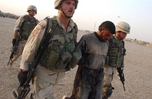 Chiến dịch “Bão táp Sa mạc” cũng là lần đầu tiên thế giới chứng kiến máy bay ném bom tàng hình, tên lửa hành trình Tomahawk, trinh sát vệ tinh, tên lửa đánh chặn tên lửa đạn đạo lần đầu được đưa vào sử dụng; và Tổng thống Iraq cũng không ngờ sức mạnh khủng khiếp của Mỹ và liên quân. Ảnh: Tù binh Iraq bị liên quân bắt sống; Nguồn: Wkipedia.