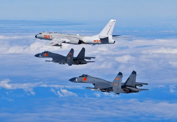 Bên cạnh đó, vận hành máy bay vận tải cỡ lớn có thể dùng để tiếp nhiên liệu trên không giúp cải thiện đáng kể năng lực hoạt động xa bờ của các tàu sân bay Trung Quốc, theo Lầu Năm Góc.