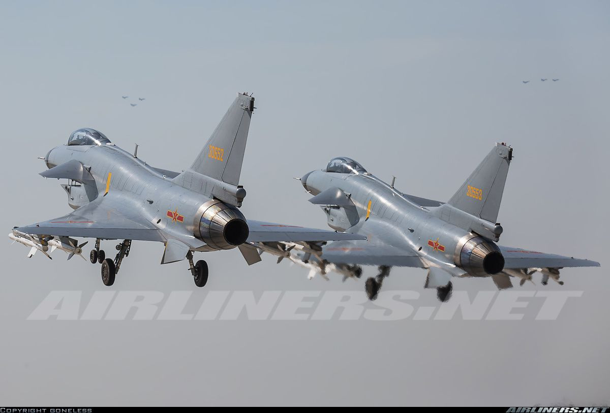 Ngoài ra, nhiều hơn bất kỳ loại máy bay chiến đấu nào trong KQ Trung Quốc hiện nay là 435 chiếc tiêm kích đa năng hạng nhẹ J-10A/B/C do Công ty Thành Đô sản xuất theo mẫu IAI Lavi của Israel. Với số lượng liên tục tăng, J-10 được cho là sẽ sử dụng để thay thế phần lớn các máy bay thế hệ 3 như J-7 (sao chép MiG-21) và J-8II đã lỗi thời.