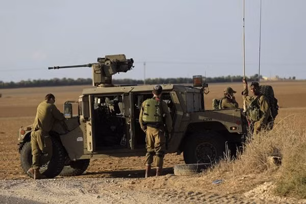 Chính nguồn nhân lực này đóng góp nhiều ý tưởng và giải pháp quan trọng trong quá trình nghiên cứu, phát triển các hệ thống VKTB mới, hoặc cải tiến, nâng cấp và hiện đại hóa các hệ thông VKTB hiện có; bởi họ đã tiếp thu được nhiều bài học kinh nghiệm rút ra khi sử dụng VKTB trong thực chiến. Họ chính là những nhà nghiên cứu và phát minh ra những giải pháp phù hợp nhất.