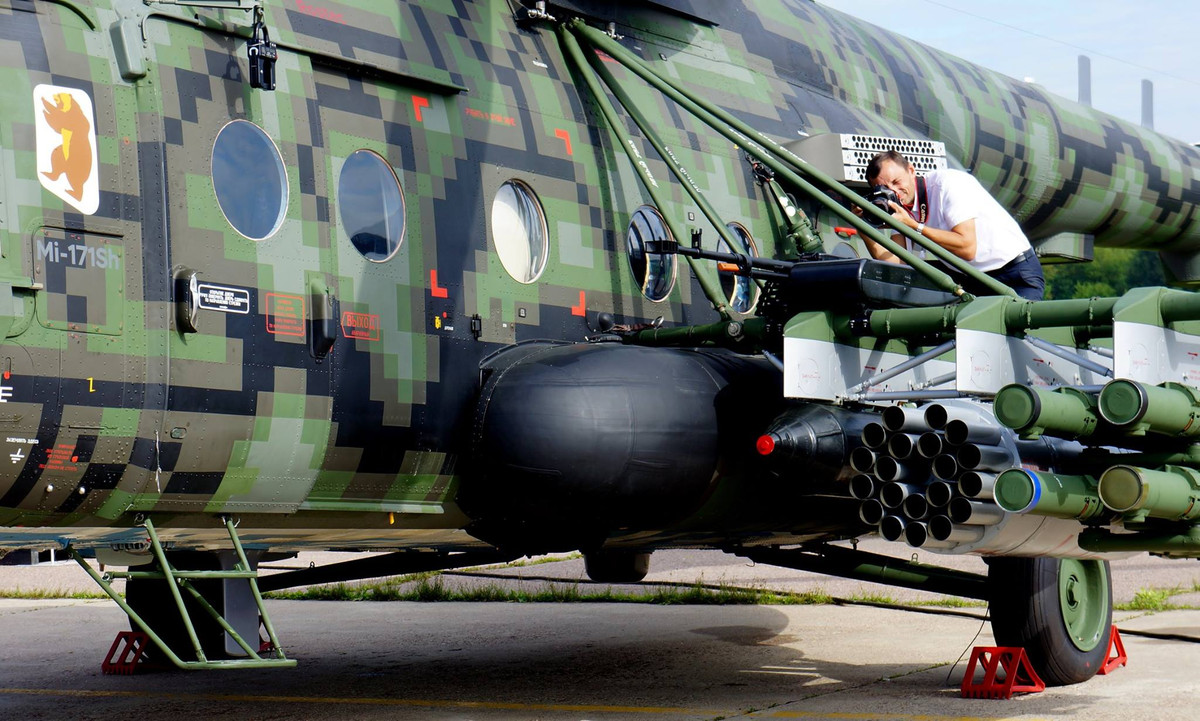 Và cuối cùng, vũ khí trang bị được hiện đại hóa và tăng cường. Nếu như trước đó Mi-8, Mi-17 và phiên bản đầu tiên của Mi-171Sh chủ yếu là trực thăng vận tải, thì "Shtorm" có thể được gọi là "vận tải - tấn công". Nhờ tổ hợp vũ khí, trực thăng có khả năng hỗ trợ hỏa lực mạnh mẽ cho lực lượng đổ bộ”. Ảnh: Alexander Mladenov