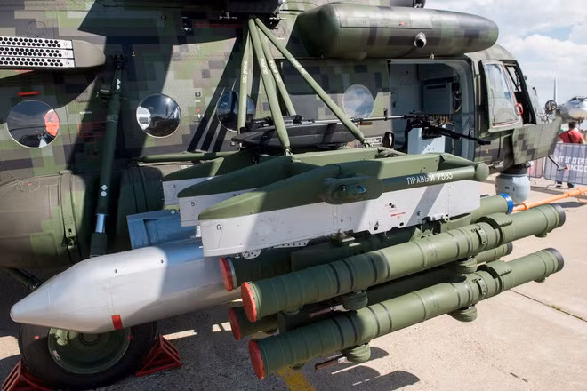 Tổ hợp vũ khí trên Mi-171Sh-VN rất mạnh, bao gồm: "pháo thuyền" 23mm, tên lửa chống tăng có điều khiển, bom 250kg, rocket 57-80mm. Tùy vào nhiệm vụ, trực thăng có thể mang toàn bộ tên lửa chống tăng hoặc mang kết hợp mọi loại vũ khí. Ảnh: Alexander Mladenov