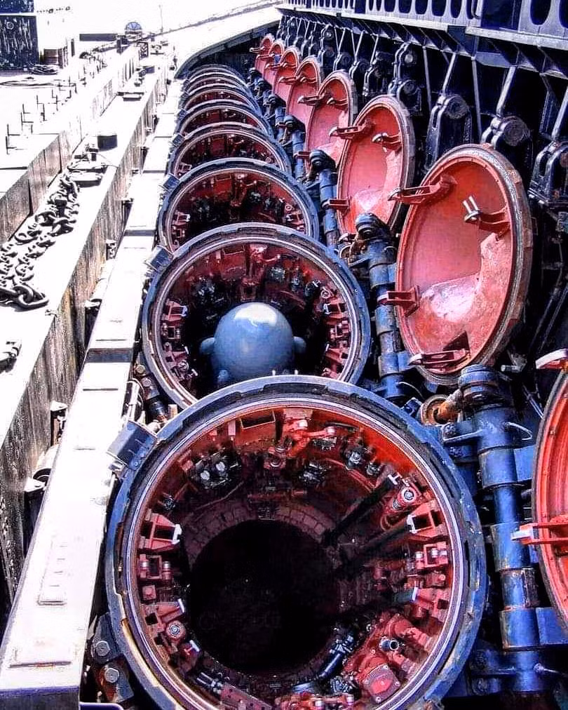 Dọc hai bên thân của tàu ngầm là khoang chứ 24 tên lửa hành trình chống hạm P-700 Granit - loại tên lửa diệt hạm mạnh nhất trong lịch sử Liên Xô. Mỗi quả có trọng lượng đến 7 tấn, dài 10m, có tốc độ bay siêu âm Mach 1,6-2,5. Đặc biệt kinh ngạc, giai đoạn thiết kế những năm 1980, Liên Xô trang bị cho P-700 Granit hệ thống AI mô phỏng trí thông minh của con người. Ảnh: Wikipedia