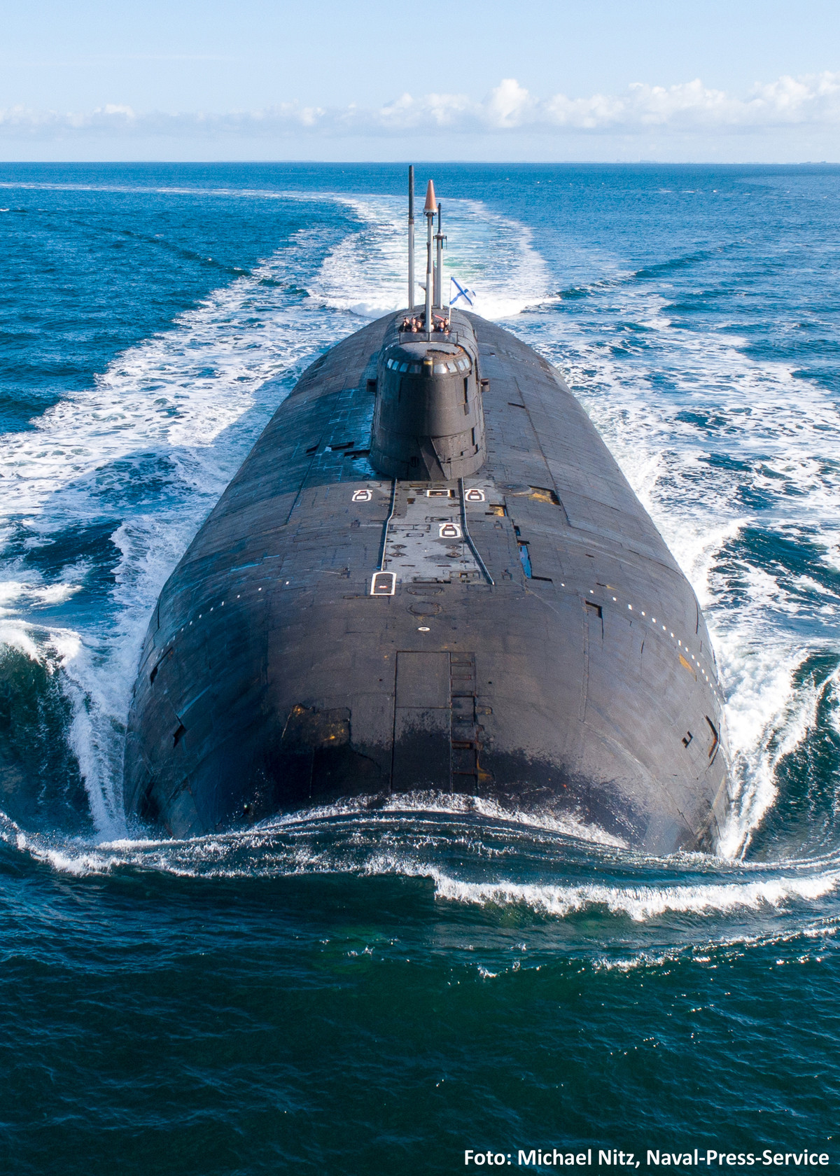 Tuy nhiên, họ cho hay không thấy tín hiệu của 3 tàu chiến lớn gồm: tàu chống ngầm Pantaleyev; tuần dương hạm Varyag và tàu ngầm Omsk. Đây có lẽ cũng là vấn đề khiến Mỹ nâng cao cảnh giác dù các tàu Nga đang hoạt động trên vùng biển quốc tế. Mà nhất là tàu ngầm Omsk – vũ khí dưới đáy biển cực kỳ nguy hiểm của Hải quân Nga. Ảnh: Naval-Press-Service