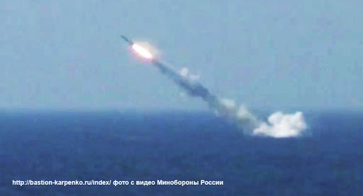 Khi cần tấn công nhóm tàu sân bay thuộc Hải quân Mỹ, Liên Xô sẽ huy động 1 nhóm tàu ngầm tấn công gồm có từ 3-5 chiếc tàu loại này, mỗi chiếc mang 24 tên lửa P-700. Tốc độ 30 hải lý/giờ của các tàu ngầm Osca I/II sẽ giúp chúng tiếp cận nhanh chóng khu vực cách nhóm tàu sân bay khoảng 500 – 600 km (ở cự ly xa như vậy thì đối phương rất khó phát hiện ra chúng). Tại đó, những tàu ngầm này sẽ phóng gần như đồng loạt 72-120 tên lửa P-700 để chống lại hạm đội tàu sân bay Mỹ trong cuộc tấn công phủ đầu. Khoảng 30-50% số tên lửa là dành cho tàu sân bay trong khi những tên lửa còn lại dành cho các tàu hộ tống. Thật khó có thể sống sót trước cơn mua tên lửa này. Ảnh: Wikipedia