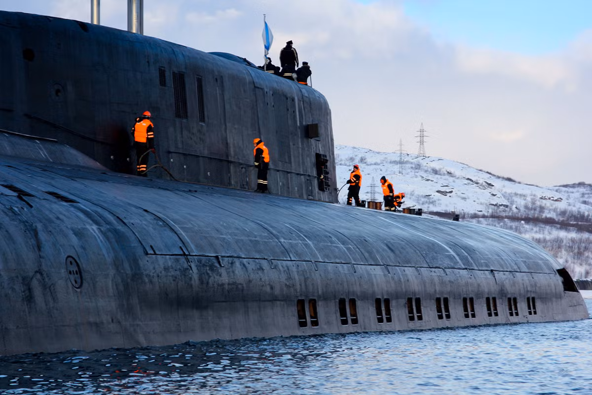 Với nhiệm vụ là tác chiến tiêu diệt hạm đội tàu sân bay hùng mạnh của Mỹ trên mặt biển, Omsk nói riêng và lớp tàu 949A Antey-II nói chung trang bị kho vũ khí cực mạnh chuyên để tiêu diệt cả nhóm tàu địch, bao gồm cả những loại tàu lớn nhất hiện nay. Dù là thiết kế dưới thời Liên Xô, vũ khí này tới nay không hề lạc hậu. Ảnh: Wikipedia