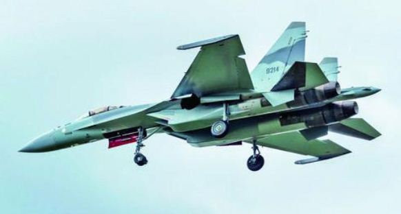 Vào cuối tháng 7 vừa qua, lô máy bay chiến đấu Su-35SE (E là ký hiệu phiên bản giành cho Ai Cập) đầu tiên của Không quân Ai Cập đã bắt đầu cuộc hành trình từ Viễn Đông Nga đến sông Nile. Ảnh: Máy bay chiến đấu Su-35 số 9214 chuẩn bị bay tới Ai Cập - Nguồn: Twitter
