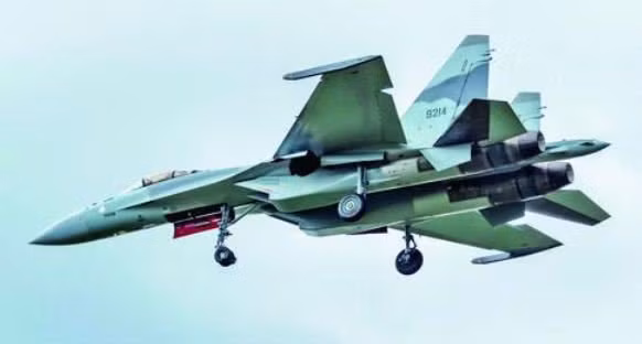 Vào cuối tháng 7 vừa qua, lô máy bay chiến đấu Su-35SE (E là ký hiệu phiên bản giành cho Ai Cập) đầu tiên của Không quân Ai Cập đã bắt đầu cuộc hành trình từ Viễn Đông Nga đến sông Nile. Ảnh: Máy bay chiến đấu Su-35 số 9214 chuẩn bị bay tới Ai Cập - Nguồn: Twitter