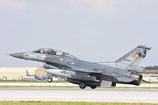 Các nhà phân tích quân sự cho rằng, so với máy bay chiến đấu chủ lực F-16 của Không quân Thổ Nhĩ Kỳ, Su-35 vượt trội hơn về các chỉ số quan trọng như khả năng cơ động cũng như vũ khí tầm xa; điều này sẽ giúp Không quân Ai Cập có được lợi thế chiến thuật trước Không quân Thổ Nhĩ Kỳ nếu Ai Cập can thiệp quân sự trực tiếp vào Libya. Ảnh: Máy bay chiến đấu F-16 của Không quân Thổ Nhĩ Kỳ - Nguồn: Wikipedia