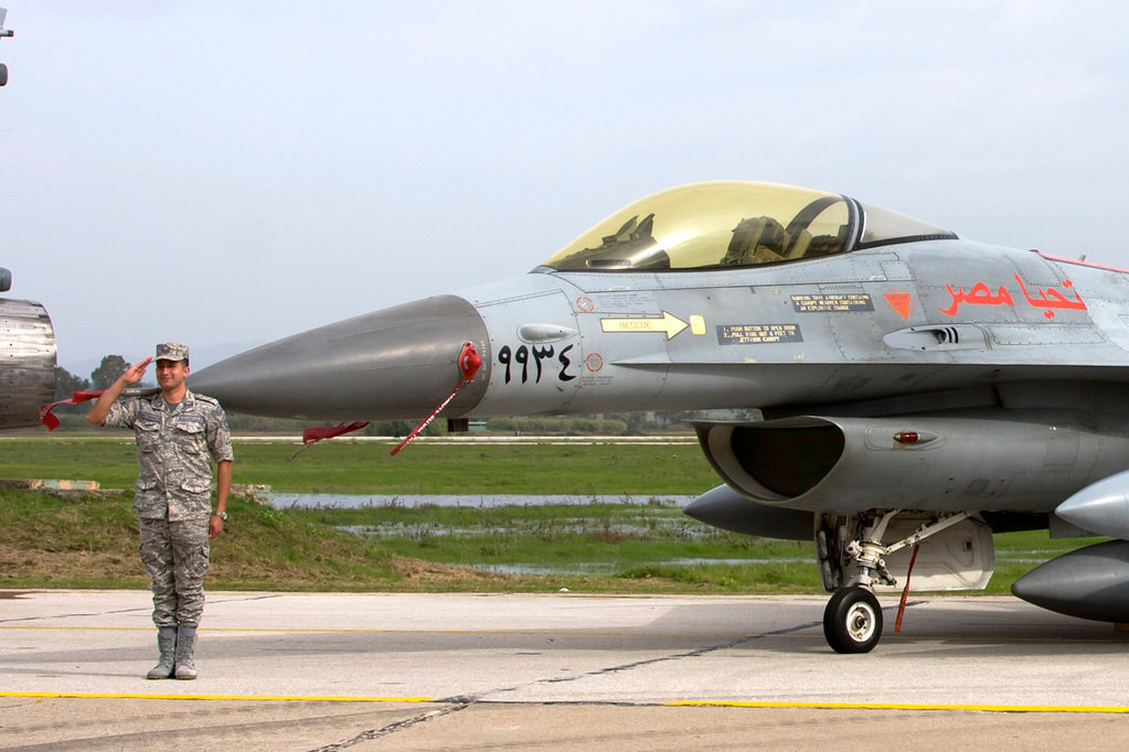 Tuy nhiên lịch sử đã mở sang trang mới, khi không quân nước này được trang bị chiến đấu cơ Su-35, vào thời điểm cuộc chiến ở Libya đang lâm vào bế tắc; sự xuất hiện của những máy bay chiến đấu tiên tiến này đã khiến sức mạnh “không quân số một của châu Phi” tự tin hơn trong các cuộc xung đột có thể xảy ra. Ảnh: F-16 của Không quân Ai Cập - Nguồn: Pinterest