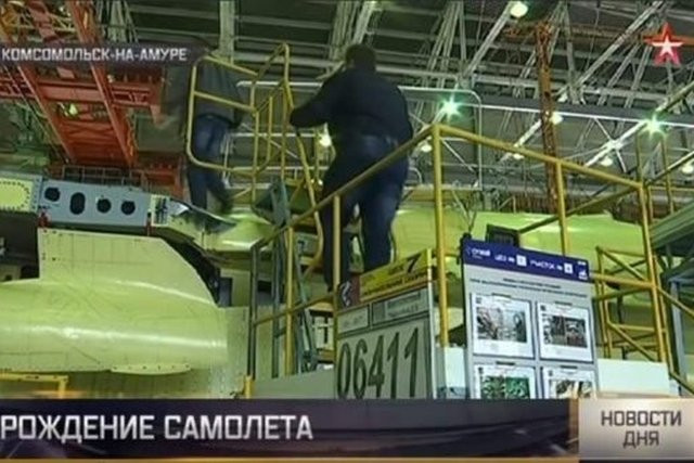 Những bức ảnh vệ tinh chụp trước đó cho thấy, những chiếc Su-35 đã rời dây chuyền lắp ráp tại Nhà máy chế tạo máy bay Komsomolsk trên sông Amur từ tháng 5 đến tháng 6 năm nay. Những bức ảnh mới nhất cho thấy, những chiếc Su-35 này được sơn màu ngụy trang, tương tự máy bay chiến đấu MiG-29 do Nga bán cho Ai Cập năm 2015. Ảnh: Dây chuyền lắp ráp máy bay Su-35 cho Ai Cập tại nhà máy Komsomolsk của Nga - Nguồn: Avia-pro.