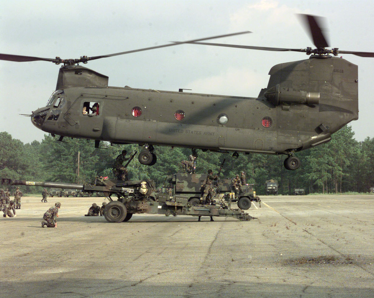 Cùng với lựu pháo M-777, Quân đội Ấn Độ cũng đưa trực thăng Chinook, đây là loại máy bay được ví là cần cẩu bay, có sức chở lớn, hoạt động tin cậy; sự kết hợp giữa trực thăng Chinook và lựu pháo M-777 được xem là sự kết hợp “chết chóc” và Quân đội Ấn Độ kỳ vọng nó sẽ là “yếu tố thay đổi cuộc chơi” cho các lực lượng được triển khai dọc biên giới với Trung Quốc.