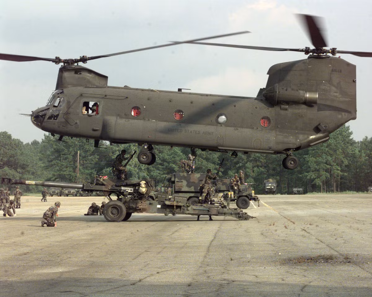 Cùng với lựu pháo M-777, Quân đội Ấn Độ cũng đưa trực thăng Chinook, đây là loại máy bay được ví là cần cẩu bay, có sức chở lớn, hoạt động tin cậy; sự kết hợp giữa trực thăng Chinook và lựu pháo M-777 được xem là sự kết hợp “chết chóc” và Quân đội Ấn Độ kỳ vọng nó sẽ là “yếu tố thay đổi cuộc chơi” cho các lực lượng được triển khai dọc biên giới với Trung Quốc.