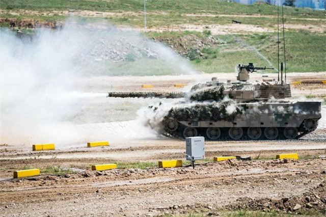 Ngoài ra, hệ thống giảm sóc thủy lực của Type-15 cũng đảm bảo khả năng di chuyển tốt và khả năng sống sót trong khu vực cao nguyên. Type-15 được trang bị hệ thống điều khiển hỏa lực hiện đại, bao gồm máy đo cự ly laser, máy tính đường đạn, kính quan sát ảnh nhiệt để có thể tấn công mục tiêu vào ban đêm và trong điều kiện thời tiết khắc nghiệt.