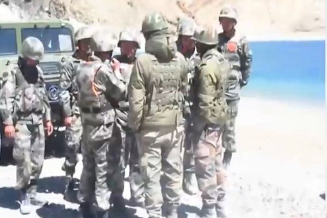 Khi mối quan hệ Trung - Ấn ngày càng xấu đi, theo các nguồn tin cho biết, cả Trung Quốc và Ấn Độ đều đang vận chuyển các thiết bị và vũ khí hạng nặng, bao gồm cả pháo và xe tăng, đến căn cứ phía sau gần phía đông Ladakh.