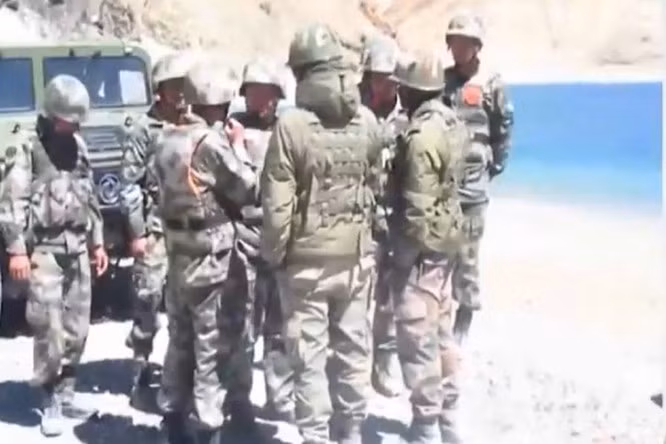 Khi mối quan hệ Trung - Ấn ngày càng xấu đi, theo các nguồn tin cho biết, cả Trung Quốc và Ấn Độ đều đang vận chuyển các thiết bị và vũ khí hạng nặng, bao gồm cả pháo và xe tăng, đến căn cứ phía sau gần phía đông Ladakh.