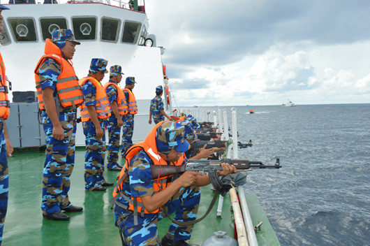 Các bài tập bắn AK trên tàu hải quân đi biển luôn là bắt buộc, nhằm nâng cao năng lực sử dụng vũ khí của bộ đội, trình độ kỹ, chiến thuật chiến đấu bộ binh trên các tàu biển. Ảnh: Chiến sĩ Cảnh sát biển huấn luyện bắn súng AK trên tàu.