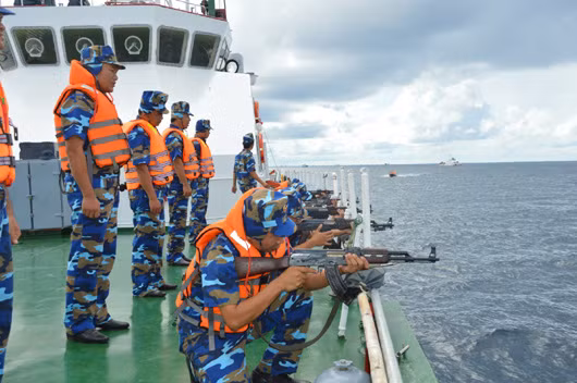 Các bài tập bắn AK trên tàu hải quân đi biển luôn là bắt buộc, nhằm nâng cao năng lực sử dụng vũ khí của bộ đội, trình độ kỹ, chiến thuật chiến đấu bộ binh trên các tàu biển. Ảnh: Chiến sĩ Cảnh sát biển huấn luyện bắn súng AK trên tàu.