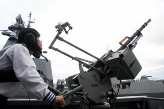 Để bắn mục tiêu trên không, trên mặt biển và mặt đất, có thể dùng các loại đạn xuyên phá B-32, đạn vạch đường BZT và đạn phá MDZ với tốc độ bắn ít nhất 450 viên/phút và cơ số đạn 1500 viên. Ảnh: Chiến sĩ hải quân huấn luyện sử dụng súng máy MTPU 14.5mm.