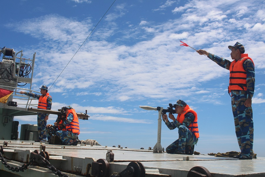 Cũng như không thể thiếu được các súng chống tăng RPG-7 (hay còn được gọi là B-41), với tầm bắn khoảng 500m cùng sức công phá cực lớn, đạn PG-7 của súng đủ sức để hạ gục cả những cỗ xe tăng chiến đấu chủ lực hiện đại chứ đừng nói là những con tàu chỉ dày vài chục mm thép. Chỉ cần vào trong tầm bắn của súng, không một loại tàu cướp biển nào có thể an toàn. Ảnh: Chiến sĩ hải quân huấn luyện bắn súng RPG-7 ( B-41) trên tàu.