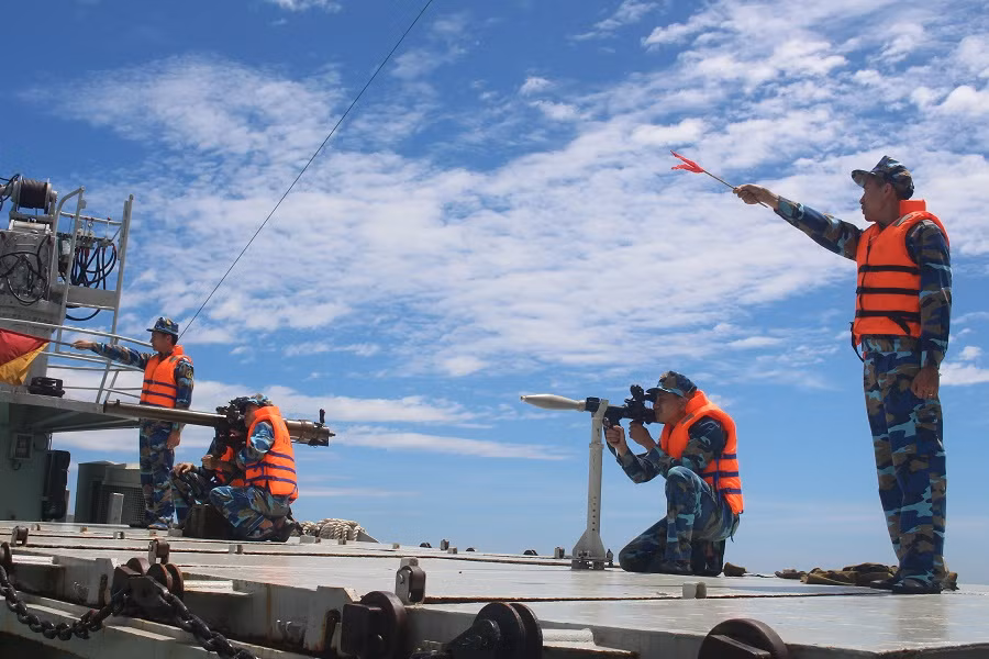 Cũng như không thể thiếu được các súng chống tăng RPG-7 (hay còn được gọi là B-41), với tầm bắn khoảng 500m cùng sức công phá cực lớn, đạn PG-7 của súng đủ sức để hạ gục cả những cỗ xe tăng chiến đấu chủ lực hiện đại chứ đừng nói là những con tàu chỉ dày vài chục mm thép. Chỉ cần vào trong tầm bắn của súng, không một loại tàu cướp biển nào có thể an toàn. Ảnh: Chiến sĩ hải quân huấn luyện bắn súng RPG-7 ( B-41) trên tàu.