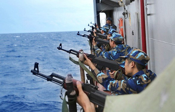 Chính vì vậy, để ngăn chặn những sự tiếp cận xâm nhập không đáng có, trên tàu hải quân đi biển luôn được trang bị các loại vũ khí cá nhân cầm tay. Ảnh: Chiến sĩ tàu hải quân huấn luyện bắn súng AK trên biển.