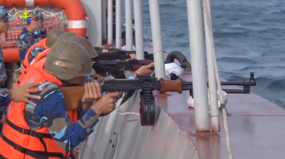 Ngoài ra còn có cả súng trung liên RPD, RPK yểm trợ hỏa lực tầm xa bổ sung cho súng tiểu liên AK, tạo mật độ hỏa lực cao, uy hiếp những kẻ có ý định tiếp cận tàu trái phép. Súng sử dụng chung loại đạn 7.62x39mm tương tự AK nên cũng thuận lợi cho công tác hậu cần cung cấp đạn dược. Ảnh: Chiến sĩ hải quân huấn luyện bắn súng trung liên RPD trên tàu. Nguồn: THHQ.