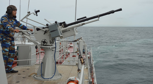 Và cuối cùng là súng máy hạng nặng 14.5mm MTPU được trang bị trên một số tàu chiến hiện đại của Hải quân Việt Nam. Súng có tầm bắn tối đa lên đến 1.500m đối với mục tiêu bay và có thể bắn đến 2.000m đối với mục tiêu mặt nước dùng cho chống cướp biển, tuần tra cũng như chống máy bay bay thấp, mục tiêu bay chậm. Ảnh: Chiến sĩ huấn luyện với súng máy MTPU trên tàu.