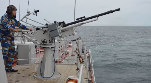 Và cuối cùng là súng máy hạng nặng 14.5mm MTPU được trang bị trên một số tàu chiến hiện đại của Hải quân Việt Nam. Súng có tầm bắn tối đa lên đến 1.500m đối với mục tiêu bay và có thể bắn đến 2.000m đối với mục tiêu mặt nước dùng cho chống cướp biển, tuần tra cũng như chống máy bay bay thấp, mục tiêu bay chậm. Ảnh: Chiến sĩ huấn luyện với súng máy MTPU trên tàu.