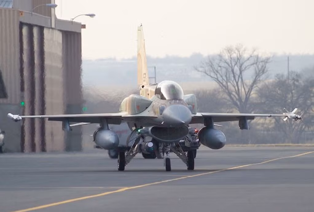 Trong các loại máy bay chiến đấu của Israel, có những loại máy bay chiến đấu được Mỹ chế tạo riêng biệt cho Israel; thậm chí một số tính năng còn vượt trội so với phiên bản gốc của Mỹ, như F-15I "Đại bàng sa mạc" và F-16I "Thần sấm"; hay gần đây là F-35I với những tính năng vượt trội hơn cả các phiên bản gốc.