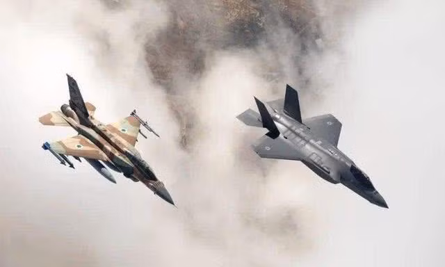 Thứ tư đó là kỹ thuật bay của các phi công Israel rất cao, ngay cả trong tình huống khi có một tên lửa bám đuổi phía sau, họ có thể sử dụng các thao tác quá tải lớn và khởi động gây nhiễu để trốn tránh, và đôi khi còn sử dụng các máy bay khác để che chở; trường hợp chiếc máy trinh sát điện tử Il-20 của Nga đã bị tên lửa Syria bắn hạ, khi bị phi công F-16 “núp bóng”.