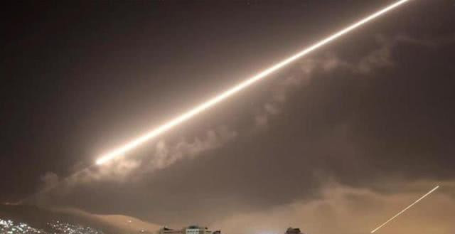 Những chiến thuật thường được Không quân Israel sử dụng trong các cuộc không kích đó là các cuộc không kích thường chọn vào sáng sớm và nửa đêm, vào thời điểm này, lực lượng phòng không Syria ngoài tầm nhìn hạn chế, chế độ sẵn sàng chiến đấu lỏng lẻo; do vậy đây là thời điểm thuận lợi nhất cho cuộc không kích.