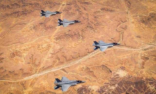 Thứ ba, là lựa chọn các địa vật để che giấu đội hình trước radar cảnh giới của Syria; máy bay Israel thường lợi dụng các dãy núi cao của Lebanon hoặc Jordan, bay thấp sau đó phóng tên lửa hành trình hoặc bom liệng vào lãnh thổ Syria. Chiến thuật này làm cho lực lượng phòng không của Syria (và thậm chí là Nga) cực kỳ khó đối phó.