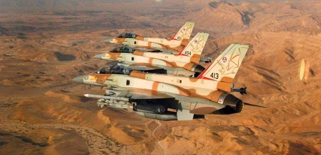 Đánh giá khách quan, Không quân Israel có sức mạnh tổng hợp rất cao, đặc biệt là có kinh nghiệm chiến đấu thực tế. Họ đã áp dụng nhiều chiến thuật linh hoạt trong các cuộc không kích, để giảm thiểu tổn thất, đây là nghệ thuật quân sự độc đáo của người Israel.