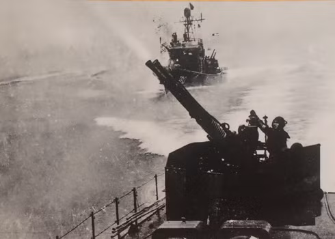  Hải quân nhân dân Việt Nam được thành lập ngày 07/5/1955; trong cuộc kháng chiến chống Mỹ, cứu nước, Bộ đội Hải quân đã góp phần quan trọng, góp phần cùng quân và dân ta giải phóng hoàn toàn miền Nam, thống nhất đất nước.