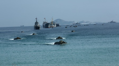 Mặc dù Hải quân Việt Nam đã có những tiến bộ lớn trong những năm gần đây, nhưng các loại vũ khí, trang bị hải quân chính vẫn chủ yếu do Nga sản xuất. Muốn trở nên mạnh mẽ hơn, Hải quân Việt Nam vẫn còn một chặng đường dài để bước tiếp. Ảnh: Bộ đội Hải quân diễn tập đổ bộ đường biển.