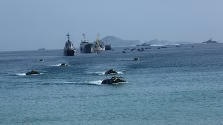 Mặc dù Hải quân Việt Nam đã có những tiến bộ lớn trong những năm gần đây, nhưng các loại vũ khí, trang bị hải quân chính vẫn chủ yếu do Nga sản xuất. Muốn trở nên mạnh mẽ hơn, Hải quân Việt Nam vẫn còn một chặng đường dài để bước tiếp. Ảnh: Bộ đội Hải quân diễn tập đổ bộ đường biển.