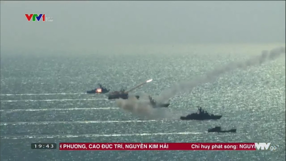 Trong một cuộc tập trận bắn đạn thật của Hải quân Việt Nam gần đây, Việt Nam đã công bố bức ảnh về 6 chiếc tàu dàn hàng ngang phóng tên lửa diệt hạm, khẳng định sự lớn mạnh cũng như việc làm chủ vũ khí trang bị của Hải quân Việt Nam.