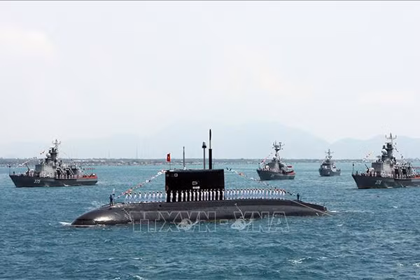 Thực hiện chủ trương xây dựng Quân chủng Hải quân tiến thẳng lên hiện đại, Quân chủng đẩy mạnh kiện toàn tổ chức, hình thành 05 vùng Hải quân trải dọc chiều dài đất nước, đầu tư mua sắm, đưa vào trang bị nhiều loại vũ khí hiện đại, tạo bước đột phá nâng cao khả năng và sức mạnh chiến đấu của Quân chủng, sẵn sàng bảo vệ chủ quyền biển, đảo của Tổ quốc trong mọi tình huống. Ảnh: TTXVN
