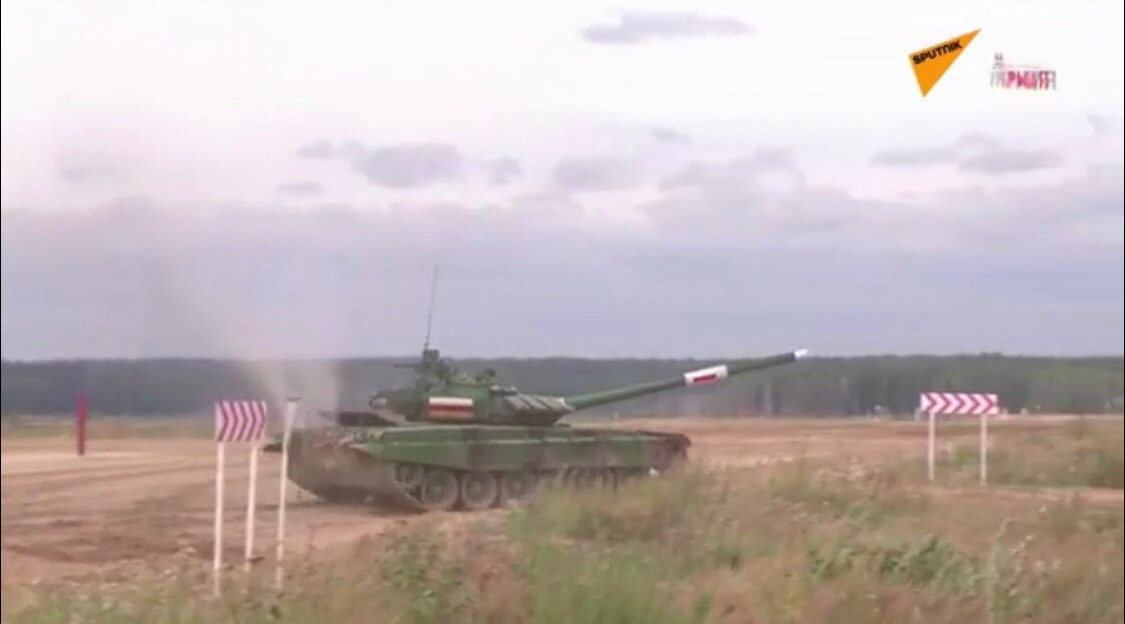 Ở bài bắn pháo chính, kíp lái Nam Ossetia đã xuất sắc tiêu diệt cả ba mục tiêu giải định là bia số 12 mô phỏng xe tăng địch lần lượt ở khoảng cách 1.600m, 1.700m và 1.800m. Cùng với đó là khả năng chạy tốc độ cao trong đoạn đường thẳng. Ảnh: Xe tăng Nam Ossetia tiến vào vòng chạy phụ sau khi bắn trượt mục tiêu.