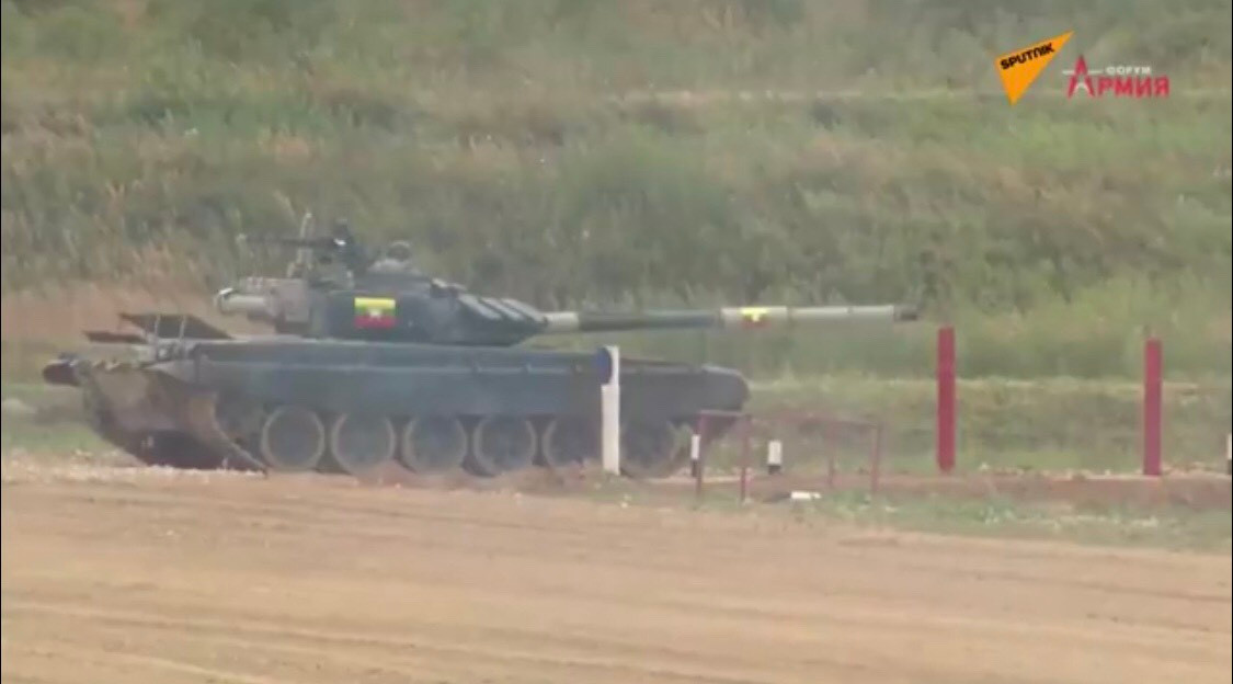 Về kíp xe số 1 của đội tuyển Myanmar với chiếc T-72B3 màu xanh nước biển, họ là đội xuất phát thứ ba đã có một khởi đầu vô cùng thuận lợi khi đã nhanh chóng tiêu diệt cả 3 mục tiêu bia mô phỏng xe tăng địch tại vòng chạy đầu tiên, xuất sắc hạ gục bia mô phỏng trực thăng đối phương tại vòng chạy thứ hai tuy nhiên tại vòng chạy thứ ba đã bắn trượt mục tiêu bộ binh với súng chống tăng RPG bằng súng máy đồng trục 7.62mm. Đạt thành tích tiêu diệt 4/5 mục tiêu. Ảnh: Xe tăng đội Myanmar đang chuẩn bị thực hành bài bắn bia bằng pháo 125mm.